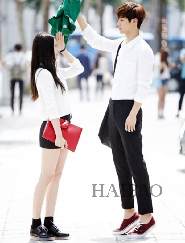 平底鞋 小裙子这样的组合是很多女生在现在这个季节会选择的一种穿搭